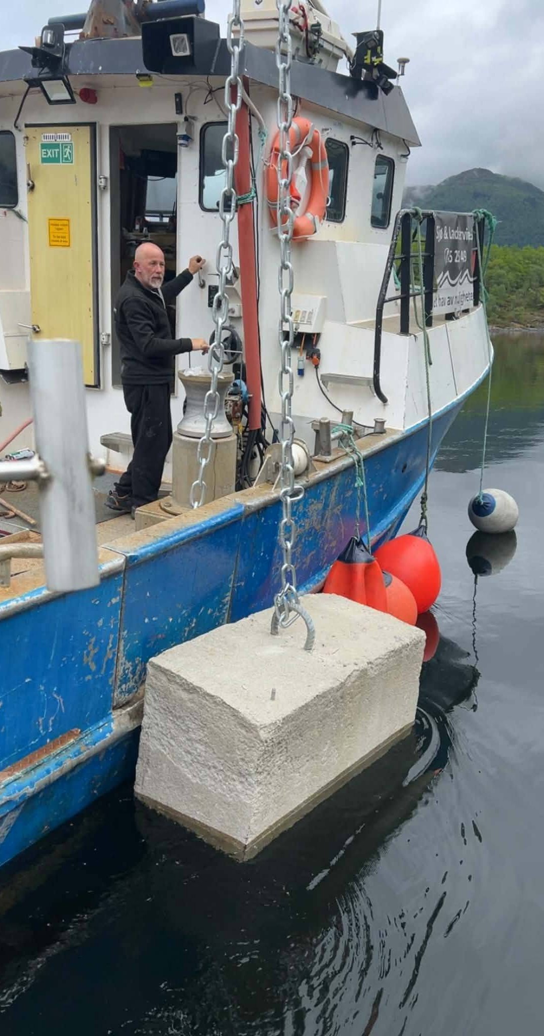 M/S Plutselig ved kai, med styrehus og kran
