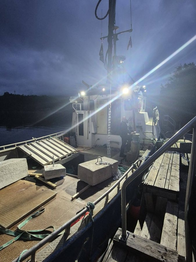 Ilesteiner på dekket av M/S Plutselig om kvelden, opplyst av arbeidslysene