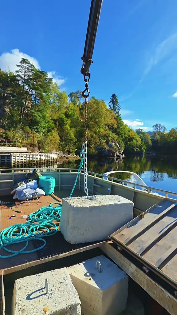 Ilestein i betong løftes med kranen fra dekket på M/S Plutselig
